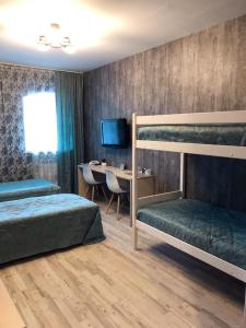 キーロフにあるInn Na Pristanskoyのベッドルーム1室(二段ベッド2組、デスク付)