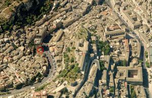 eine Luftansicht einer Stadt mit Straßen und Gebäuden in der Unterkunft B&B da Francesco in Modica
