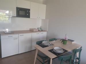 Kuchyňa alebo kuchynka v ubytovaní KARDOS APARTMAN