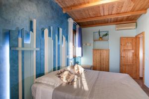 La Casa Del Sole في غرادارا: غرفة نوم بسرير مع جدار ازرق
