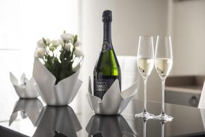 una bottiglia di champagne e due bicchieri di vino su un tavolo di Gli Archi Spoleto a Spoleto