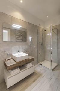 ein Bad mit einem Waschbecken und einer Dusche in der Unterkunft Gli Archi Spoleto in Spoleto