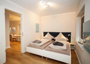 1 dormitorio con 1 cama en una habitación en Haus Vier Jahreszeiten, en Wangerooge