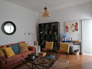 a living room with a couch and a table at Guia Guest House in São Bartolomeu de Messines
