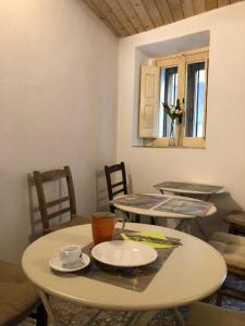 Risveglio nel Borgo في San Donato di Ninea: غرفة طعام بطاولتين و كرسيين