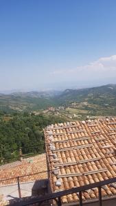 una vista aérea de un techo de un edificio en Risveglio nel Borgo, en San Donato di Ninea