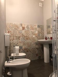 łazienka z toaletą i umywalką w obiekcie Risveglio nel Borgo w mieście San Donato di Ninea