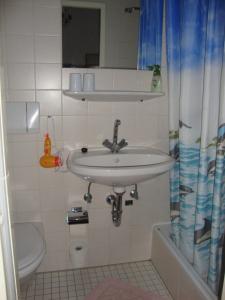 a bathroom with a sink and a toilet at Haus am Pfaffenteich in Schwerin