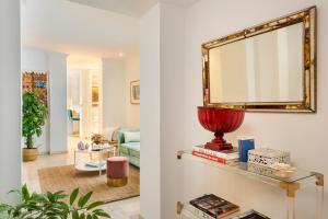 sala de estar con espejo en la pared en UNICO ALCAZAR Apartment, en Sevilla 2 fotos más
