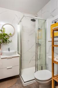 Un baño con ducha, inodoro y lavabo. en UNICO ALCAZAR Apartment, en Sevilla