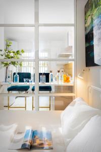 Una habitación con una cama con dos libros. en UNICO ALCAZAR Apartment, en Sevilla