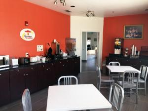 Příslušenství pro přípravu čaje a kávy v ubytování Super 8 by Wyndham Forney/East Dallas