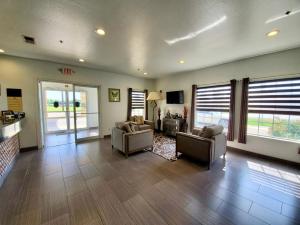 Kuchyň nebo kuchyňský kout v ubytování Super 8 by Wyndham Forney/East Dallas