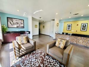 Posezení v ubytování Super 8 by Wyndham Forney/East Dallas
