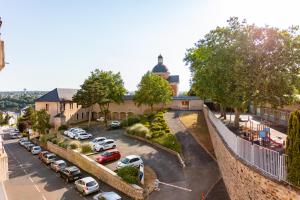 Výhled na bazén z ubytování Cocon, vue Rodez, terrasse, box, musée Soulages nebo okolí