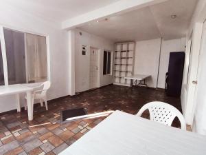 Ruang duduk di Hostal Maple