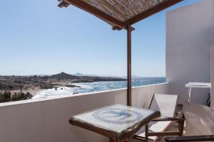 a balcony with a table and a view of the ocean at Vesleme in Pachaina