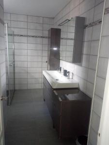 ein Bad mit einem Waschbecken und einem Spiegel in der Unterkunft La maison écologique in Batilly