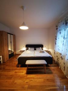 - une chambre avec un lit et un banc dans l'établissement Angela Apartment, à Zagreb