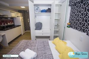 Cette petite chambre comprend un lit et une cuisine. dans l'établissement Apartamento 615 - All You Need, à Curitiba 135 autres photos