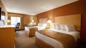 um quarto de hotel com duas camas e uma secretária em Best Western Paducah Inn em Paducah