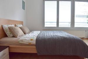 Giường trong phòng chung tại Modern apartments - Airport 8mins