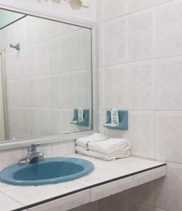 a bathroom with a sink and a mirror at Hotel Azteca Tabasco in Villahermosa
