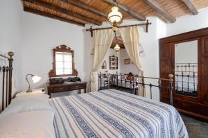 Postel nebo postele na pokoji v ubytování Naxos Filoxenia Hotel