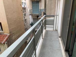 アテネにあるAcademy's Modern Apartments By Aesthetic & Luxurious Livingの階段のある建物の空バルコニー