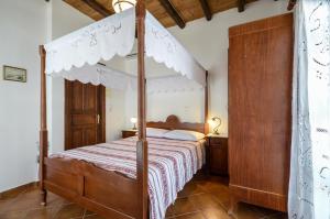 Postel nebo postele na pokoji v ubytování Naxos Filoxenia Hotel