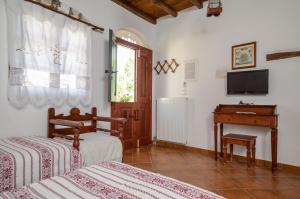 TV a/nebo společenská místnost v ubytování Naxos Filoxenia Hotel