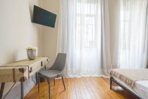 um quarto com uma secretária, uma cama e uma janela em Patio79 Aveiro em Aveiro