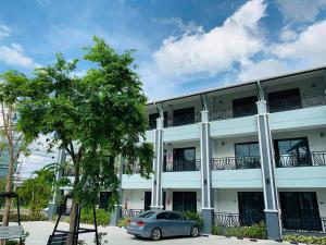 a car parked in front of a building at โรงแรมกอดหมอน in Nakhon Pathom +22 photos