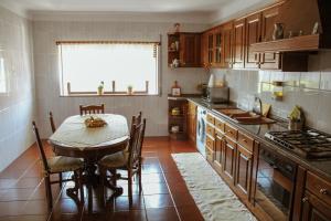 A kitchen or kitchenette at Casa de Agrelos