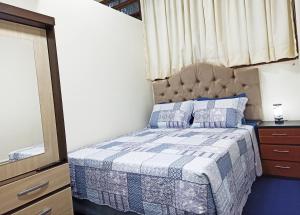 Tempat tidur dalam kamar di Royalty Inn