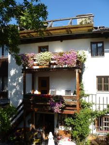 ein Gebäude mit Blumenkästen auf den Balkonen in der Unterkunft Haus Driendl in Mieders