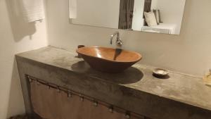 un lavandino in legno su un bancone in bagno di Pousada Estrela do Mar a Caraíva