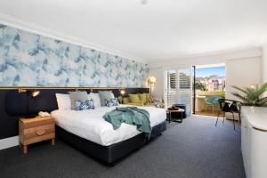Cama ou camas em um quarto em Coogee Bay Boutique Hotel