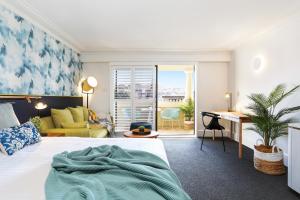 Cama ou camas em um quarto em Coogee Bay Boutique Hotel