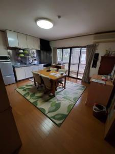 eine Küche mit einem Tisch und Stühlen im Zimmer in der Unterkunft サムライストリートハウス武家屋敷通り in Daisen