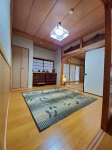 - un grand salon avec un grand tapis au sol dans l'établissement サムライストリートハウス武家屋敷通り, à Daisen