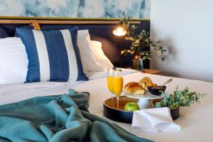 Cama ou camas em um quarto em Coogee Bay Boutique Hotel