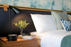 Cama ou camas em um quarto em Coogee Bay Boutique Hotel