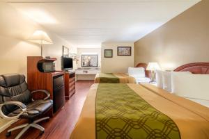 una habitación de hotel con 2 camas y una silla en Econo Lodge, en Franklin