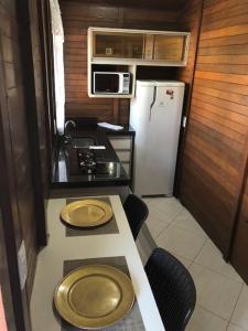 Il comprend une petite cuisine avec des toilettes et un réfrigérateur. dans l'établissement Pousada Jardim da Chapada, à Chapada dos Guimarães