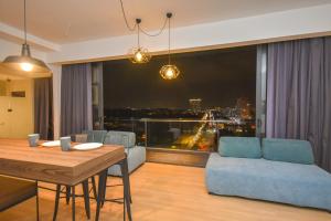 Uma área de estar em Cube 8teens by Nest Home