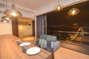 Uma área de estar em Cube 8teens by Nest Home