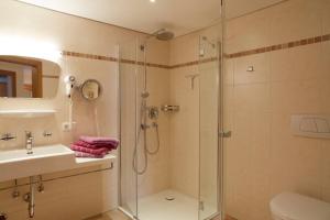 Koupelna v ubytování Apart & Pension Wassermann inklusive Sommerbergbahnticket
