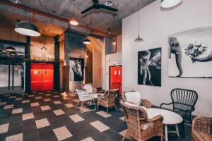 Uma área de estar em Cube 8teens by Nest Home