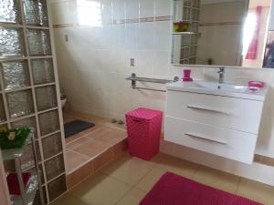 Koupelna v ubytování Domaine fleurs de bananes + 13 fotografií